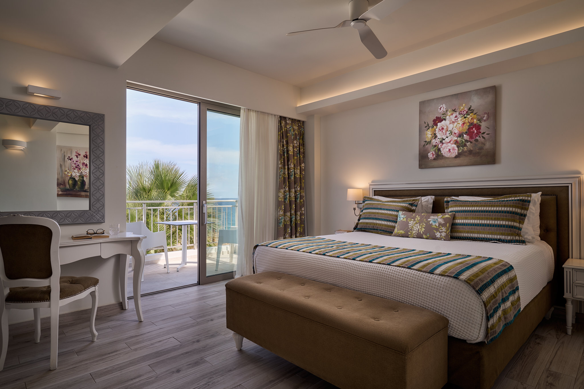 The 2nd cozy bedroom with beautiful sea views.